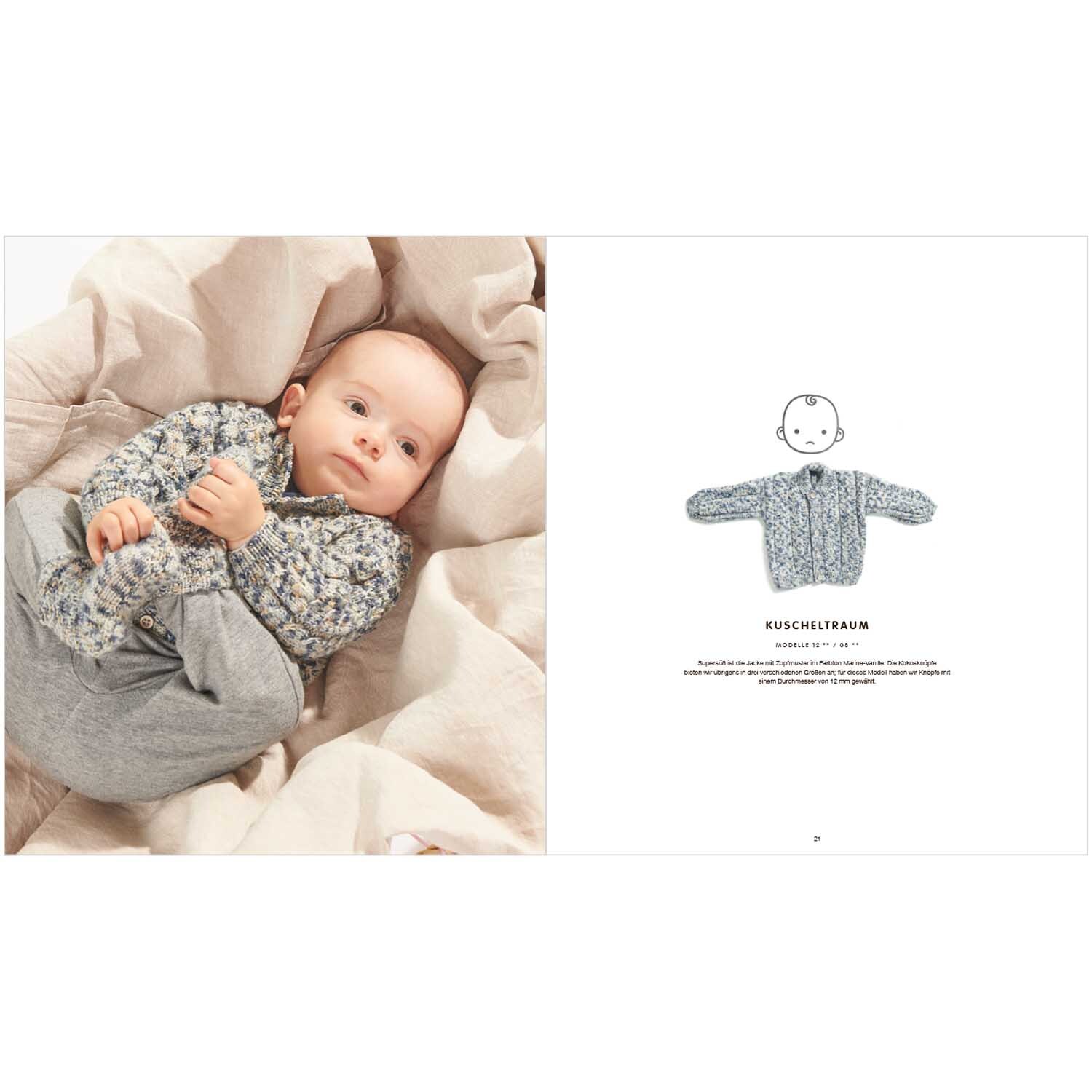 Baby Merino 02: Ein Baby in einem gestrickten Pullover von Rico Design, liegend auf beiger Decke.