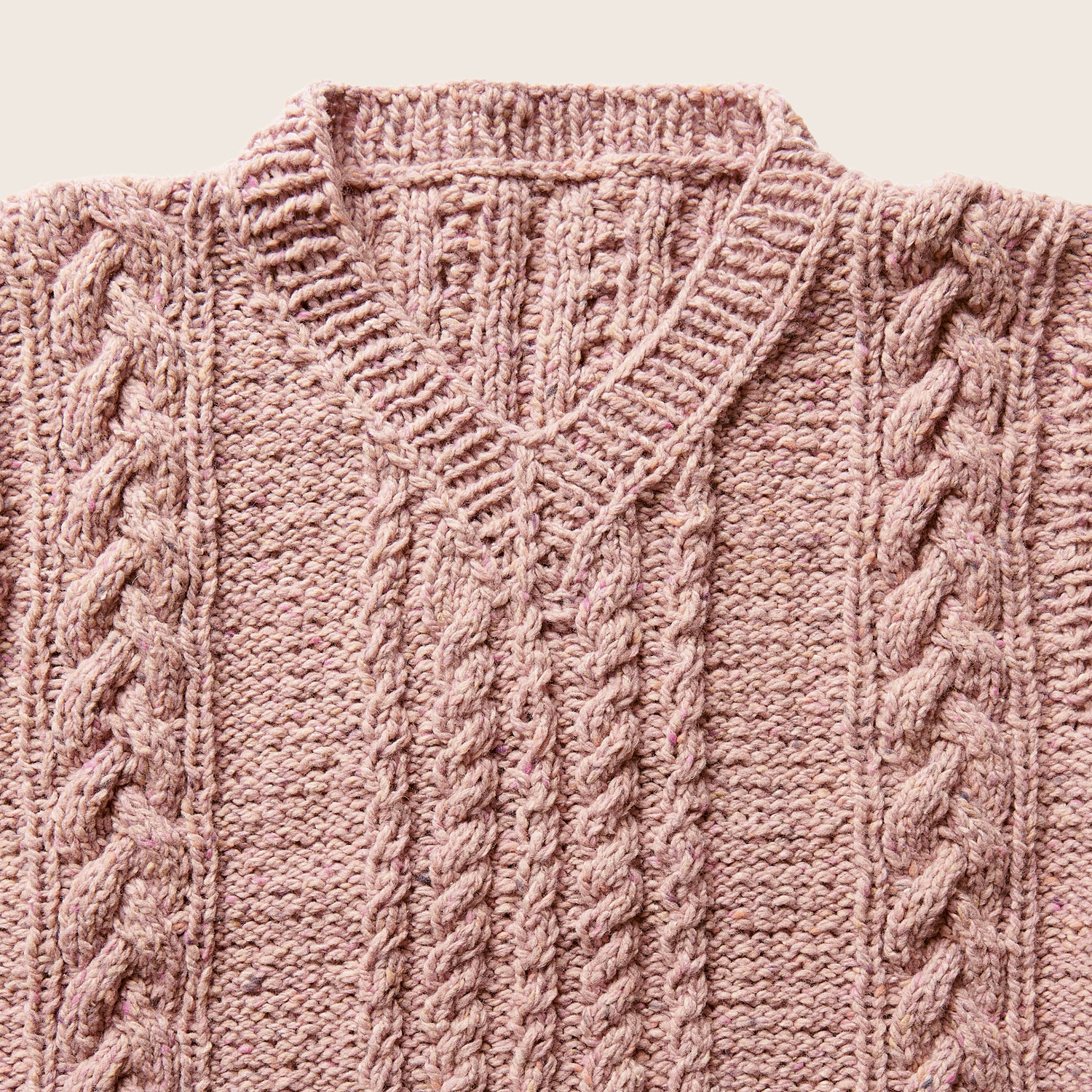 Strickset Damenpullunder Modell 21: Detailaufnahme eines rosa Pullunders mit Zopfmuster von Rico Design.