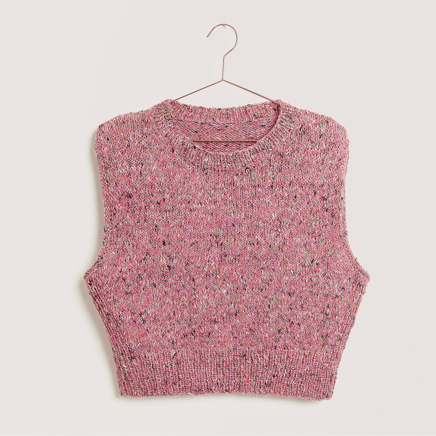 Rico Design Fun Alpaka Cotton Blend aran: Beerefarbener Strickpullover auf einem Kleiderbügel.