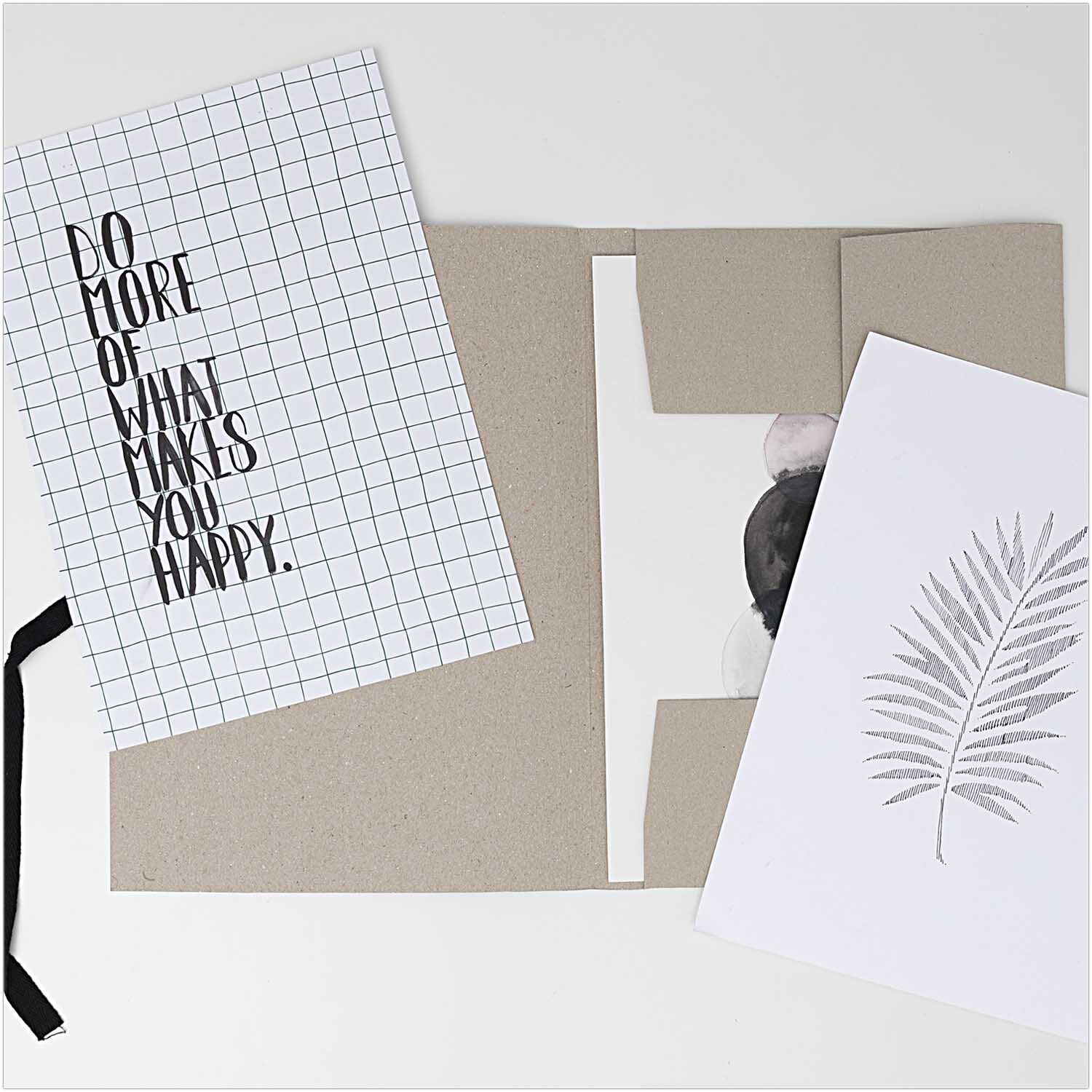 Paper Poetry Zeichenmappe in Grau von Rico Design, geöffnet mit zwei illustrierten Blättern.