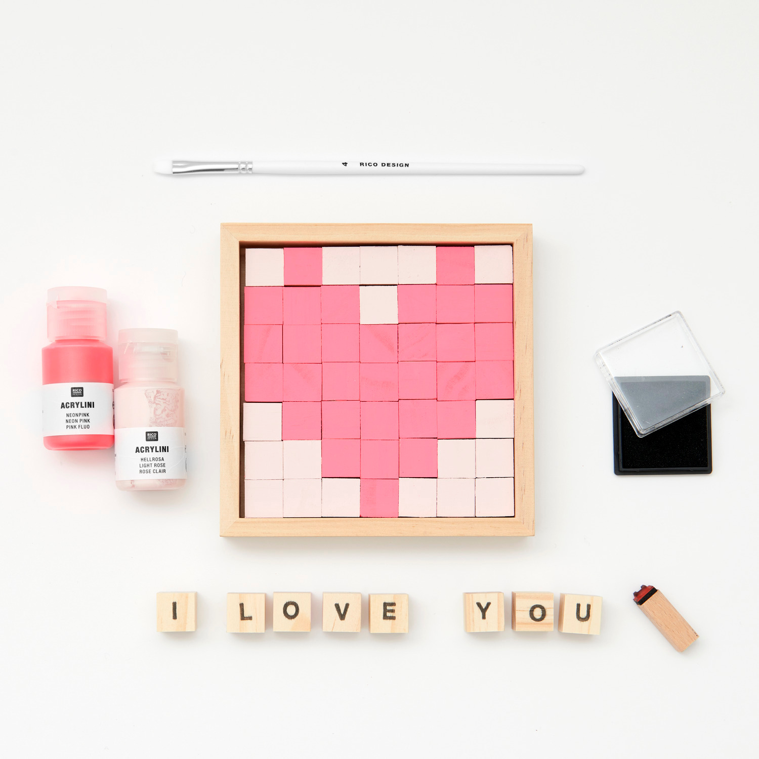 Holzwürfel in Herzform, arrangiert mit rosa und weißen Farben. Enthält Pinsel und Acrylfarben von Rico Design. Größe: 1,5x1,5x1,5cm, 64 Stück.