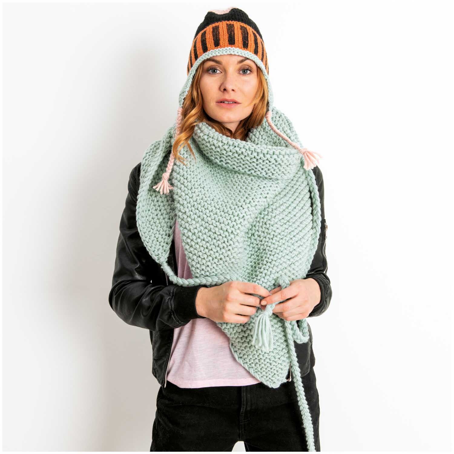 Essentials Mega Wool chunky Schal in Mint von Rico Design, getragen von Frau mit Mütze und Jacke.