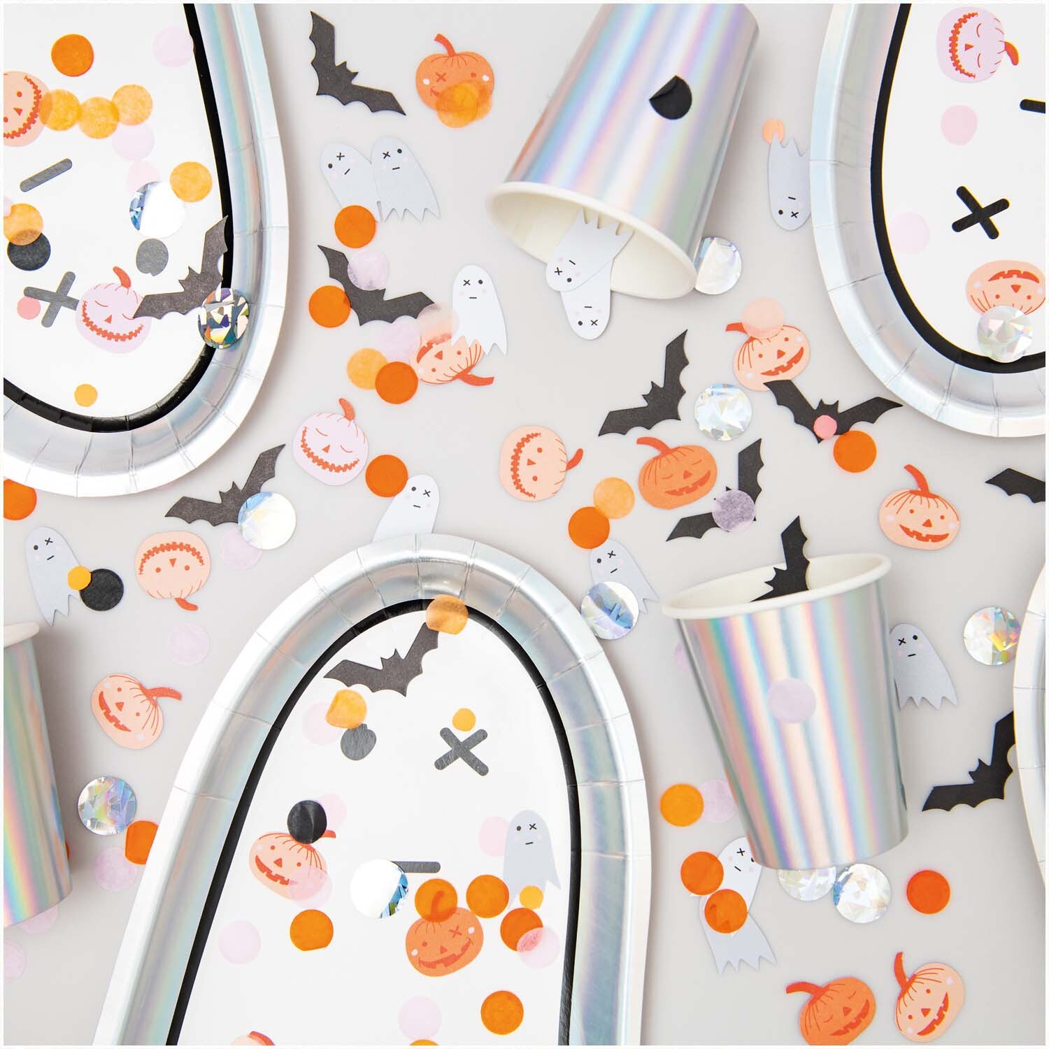 Konfetti Fledermaus 40g: Bunte Halloween-Konfetti von Rico Design mit Fledermäusen, Gespenstern und Kürbissen auf einem Tisch.