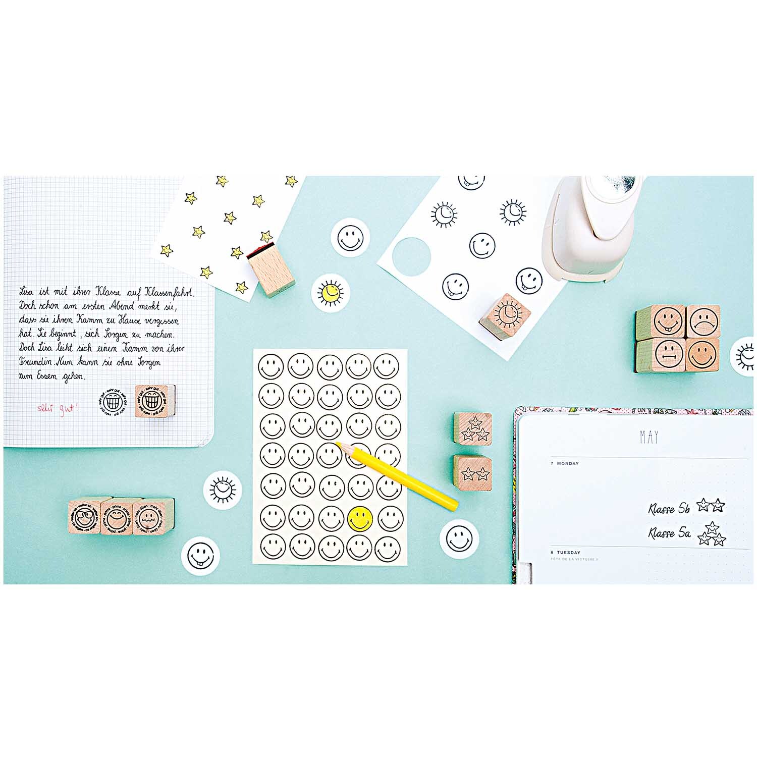 Paper Poetry Stanzer Kreis 3,8cm auf einem Tisch mit Stempeln, Papier und einem gelben Stift. Ideal für kreative Bastelprojekte.