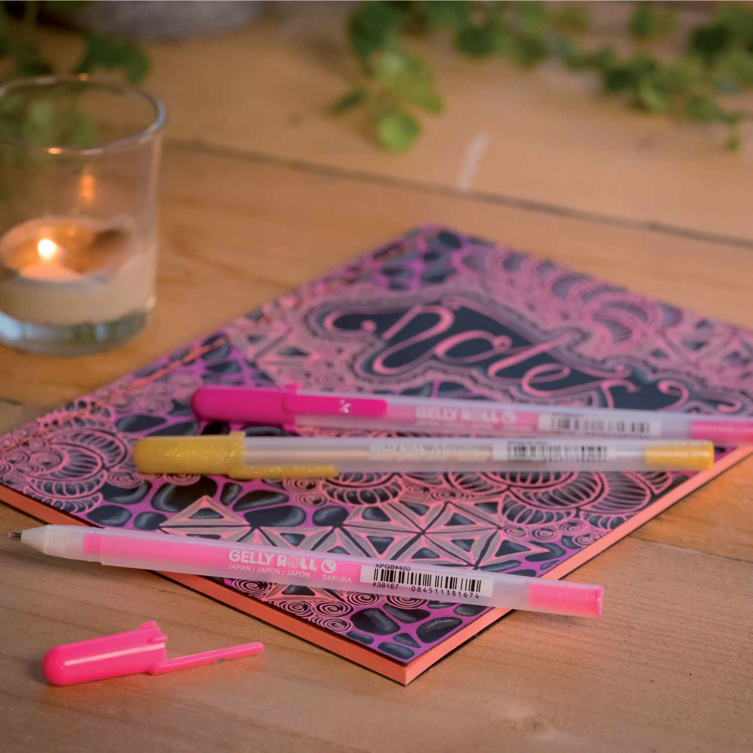 Gelly Roll Moonlight Gelstift in lebendigen Farben wie Fluo-Orange und Violett von SAKURA, ideal für kreative Projekte.