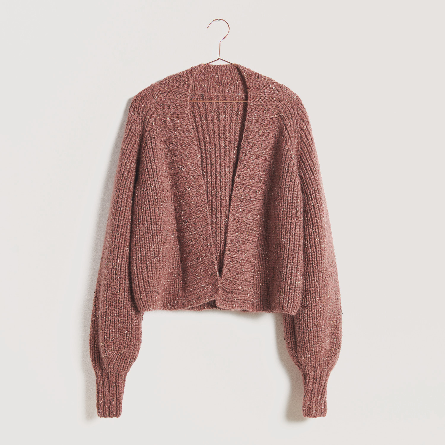 Jacke auf grauem Hintergrund – zum Strickset