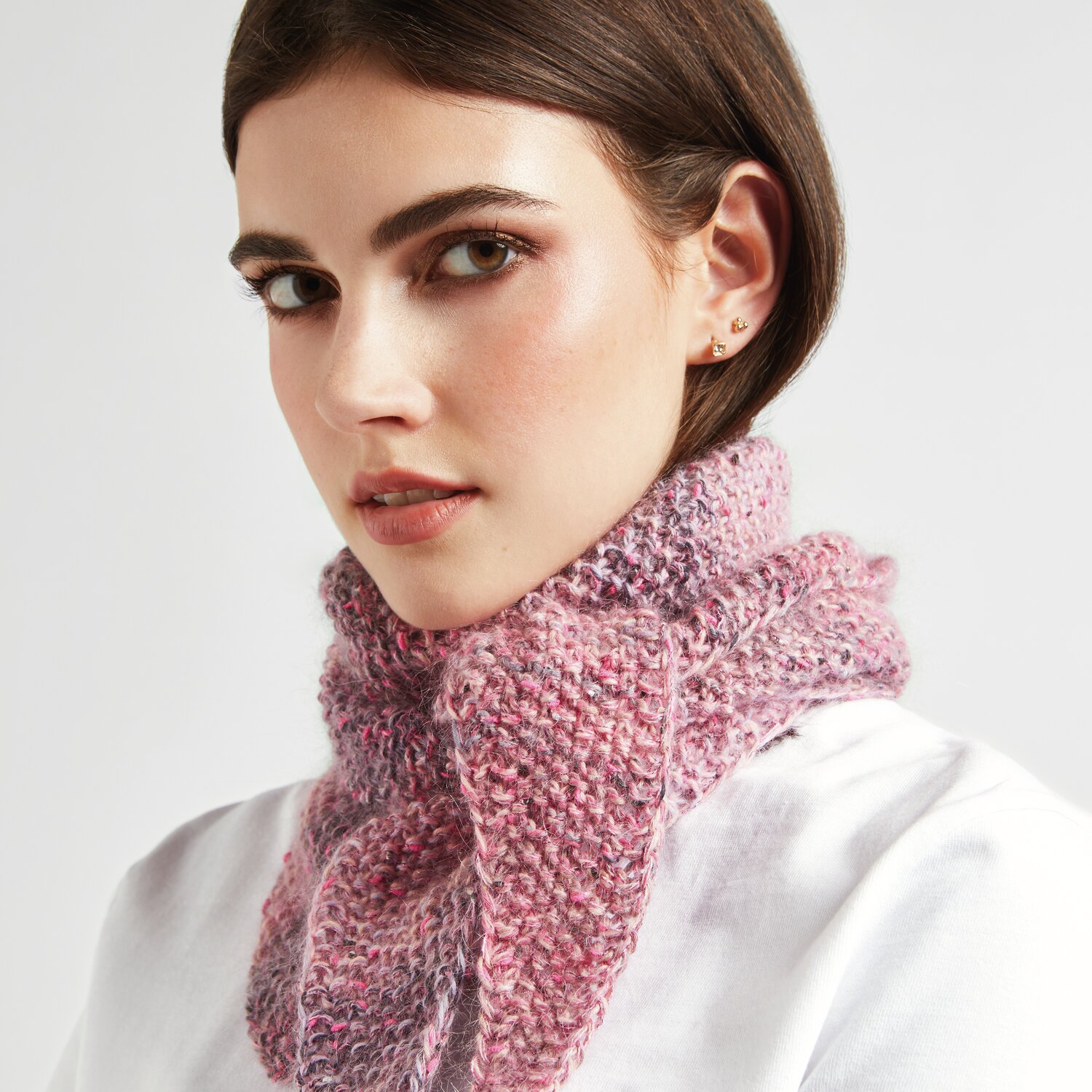 Made by Me No. 20: Frau trägt gestricktes Dreieckstuch in Beeren-Pink von Rico Design.