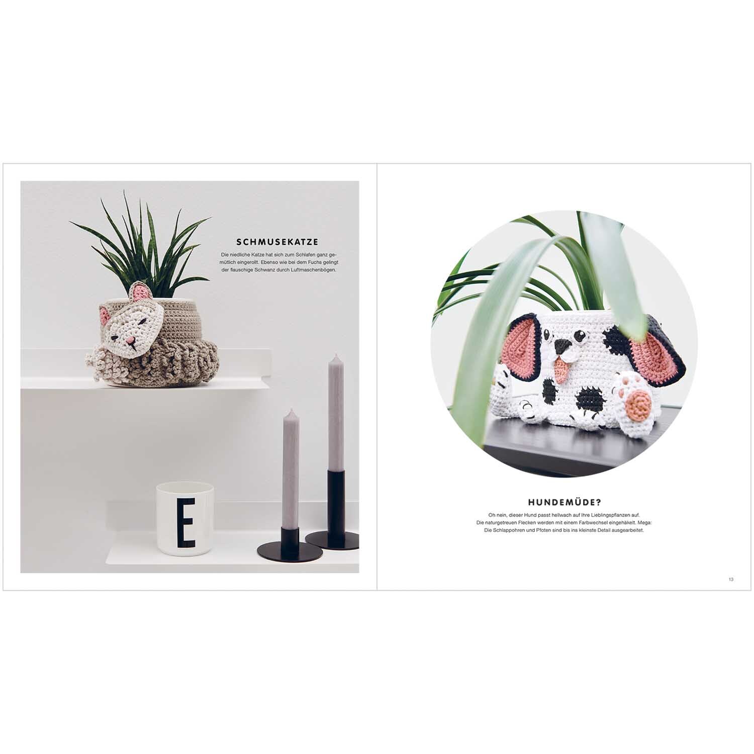 Animal Pot Covers von Rico Design: Zwei Pflanzentöpfe mit gestrickten Tiermotiven, Katze und Hund, auf einem Regal.