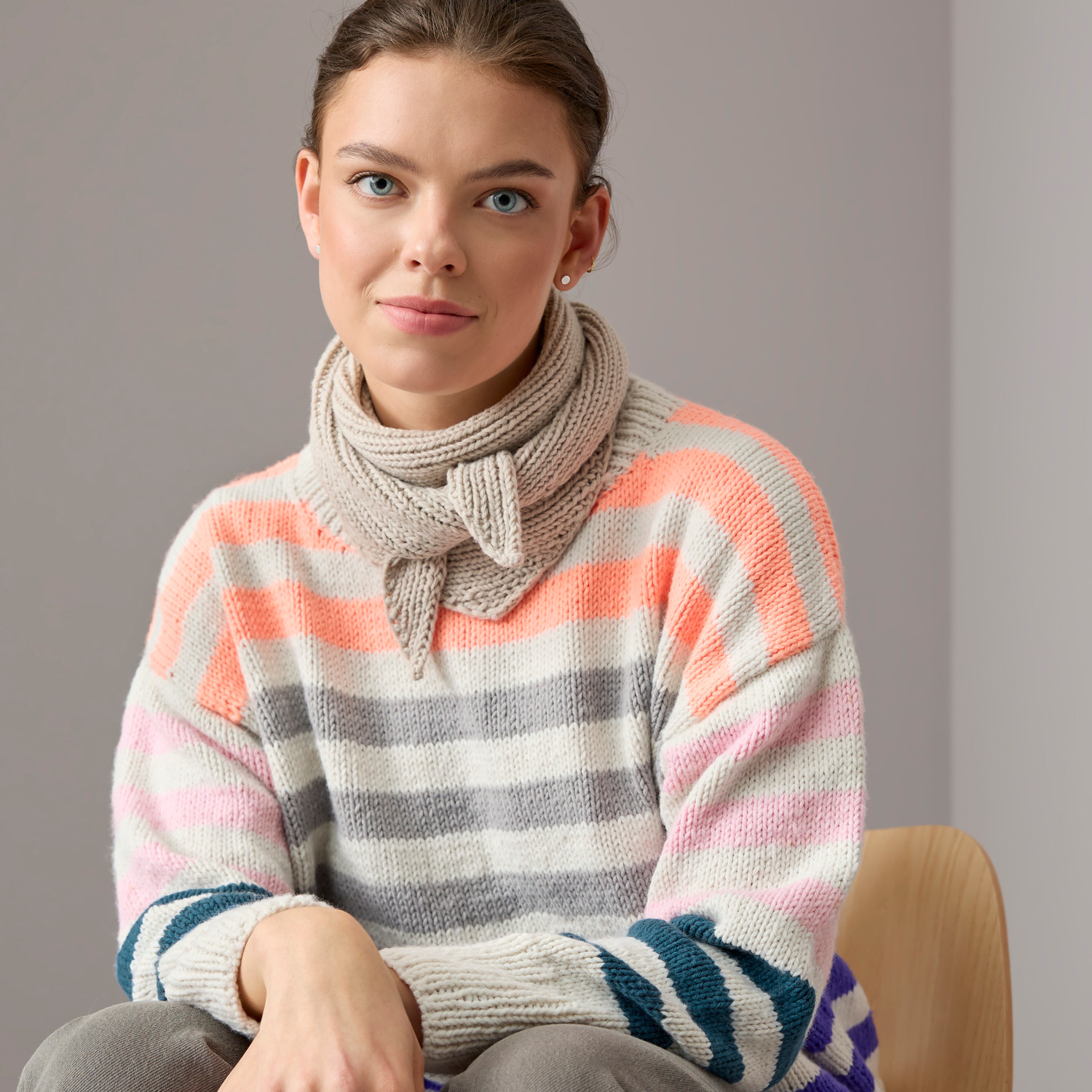 Essentials Vegan Cashmere aran Pullover in Streifenmuster mit Grau und Orange, von Rico Design.