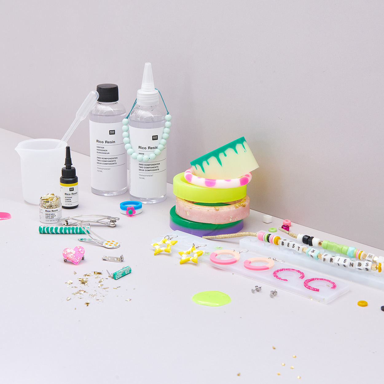 Material zum Resin gießen und Armreifen und Ohrringe aus Resin. Fotosetting graue Ecke.
