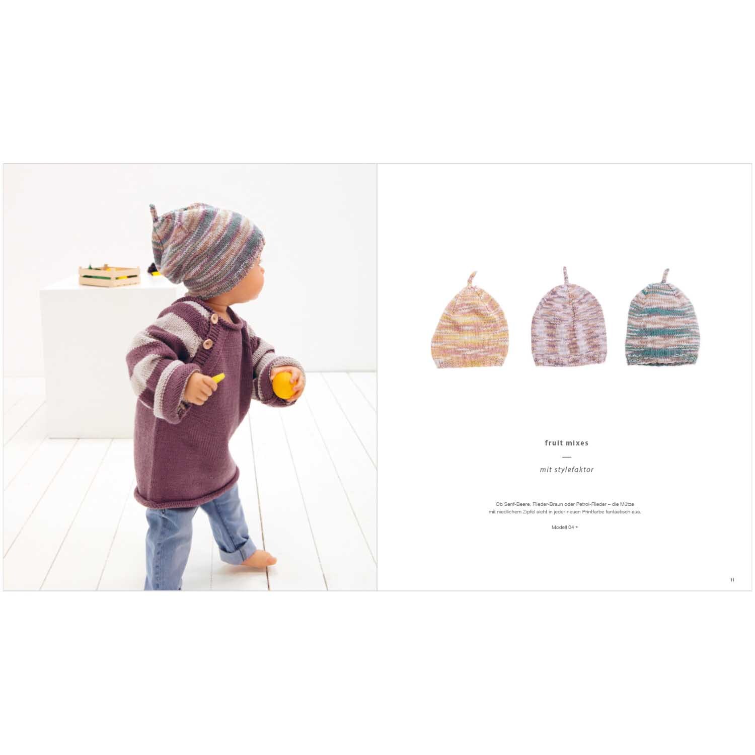 Rico Baby Heft Nr.27 zeigt ein Kind in einem gestreiften Pullover und Mütze, mit drei gestrickten Mützen auf der rechten Seite.
