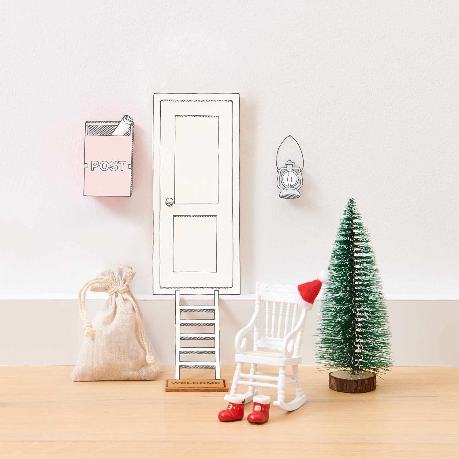 Wichtelwelt Deko Set Nikolaus mit Miniaturtür, Leiter, Schaukelstuhl und Tannenbaum von Rico Design.