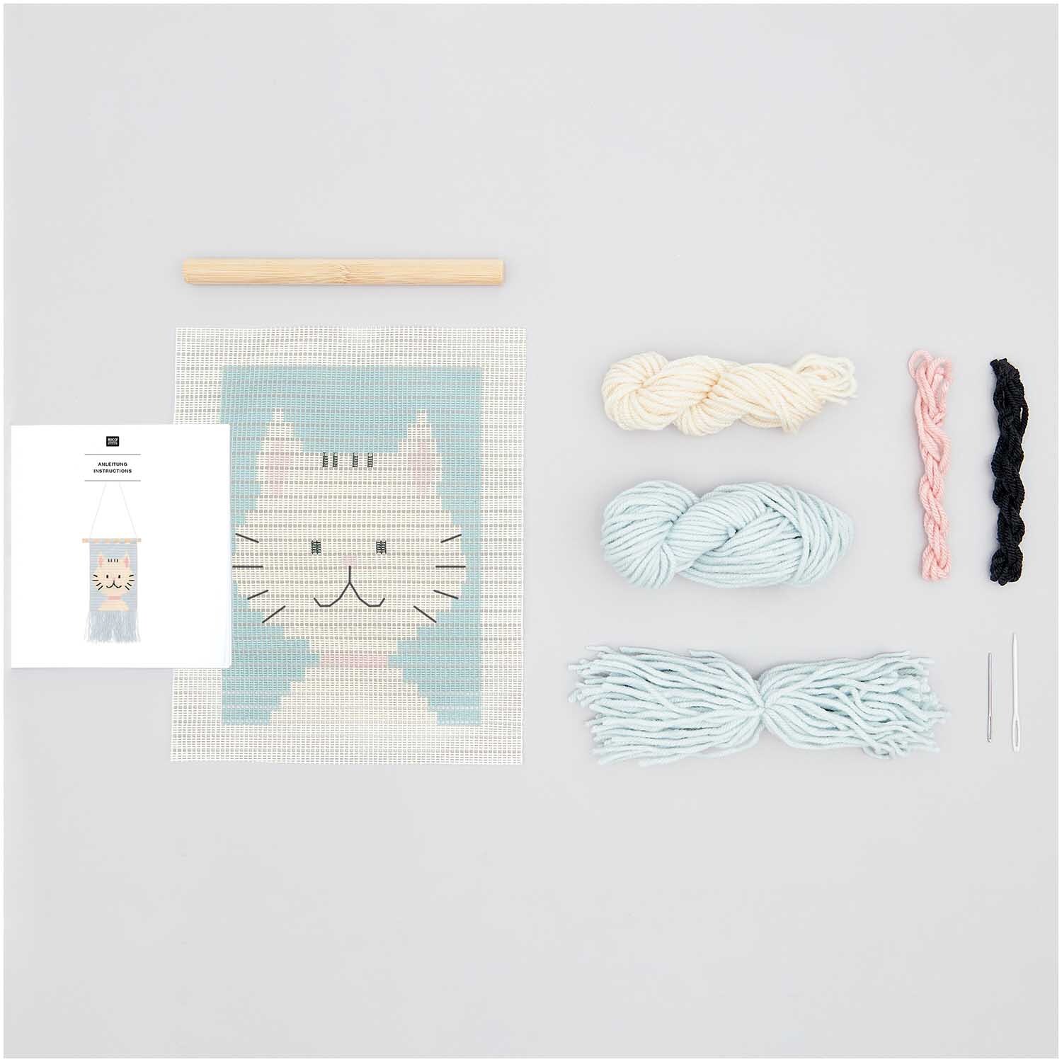 Longstitch Stickpackung Katze mit Garnen und Nadeln von Rico Design, ideal für kreative Projekte.