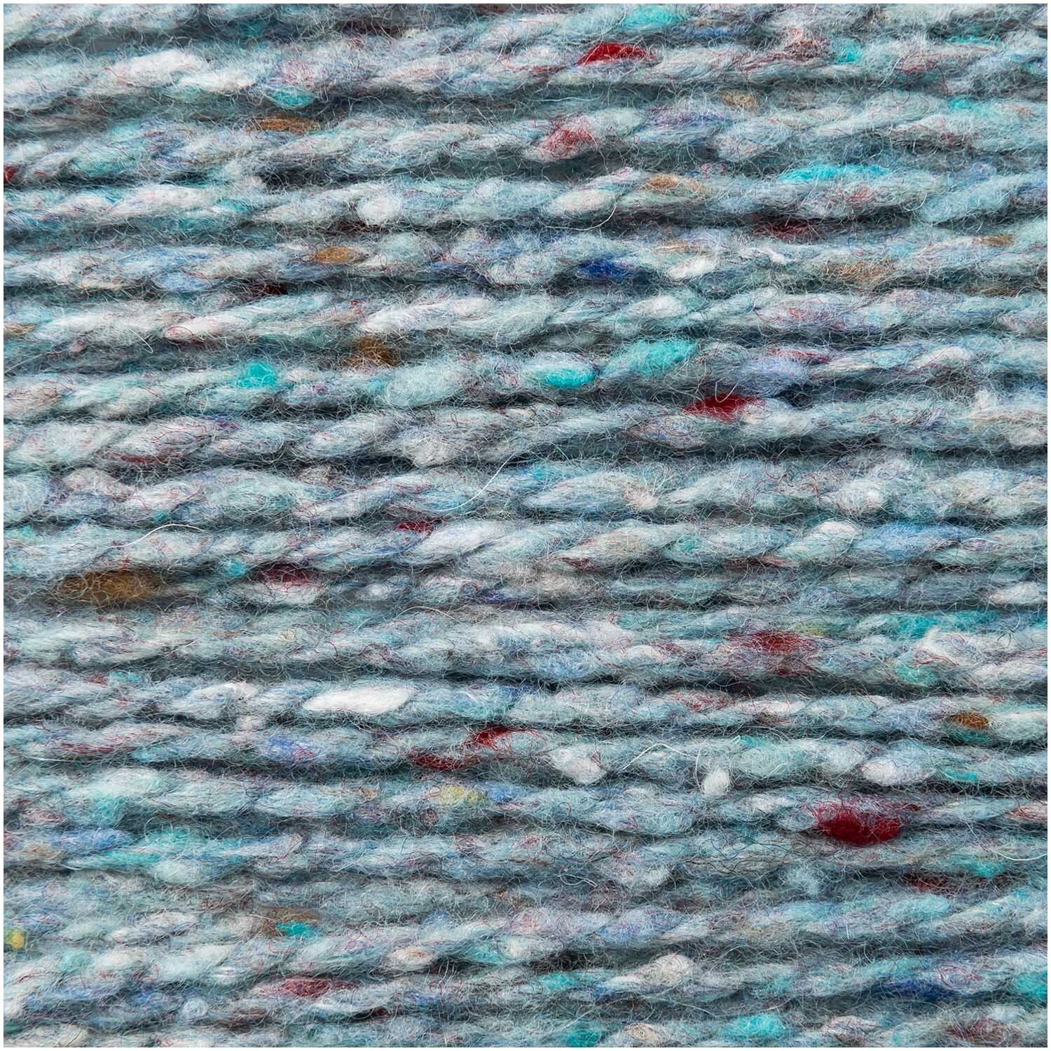 Fashion Modern Tweed aran: Nahaufnahme von hellblauem Garn mit bunten Akzenten, 50g 95m, ideal für Strickprojekte.