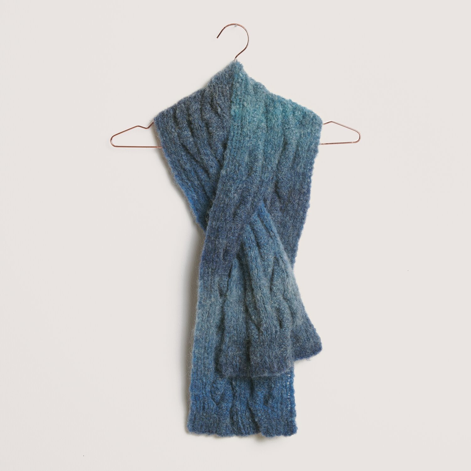 Fashion Alpaca Superfine Heavens Big Cloud Schal in Blau, aus weichem Garn, hängt elegant auf einem Kleiderbügel.