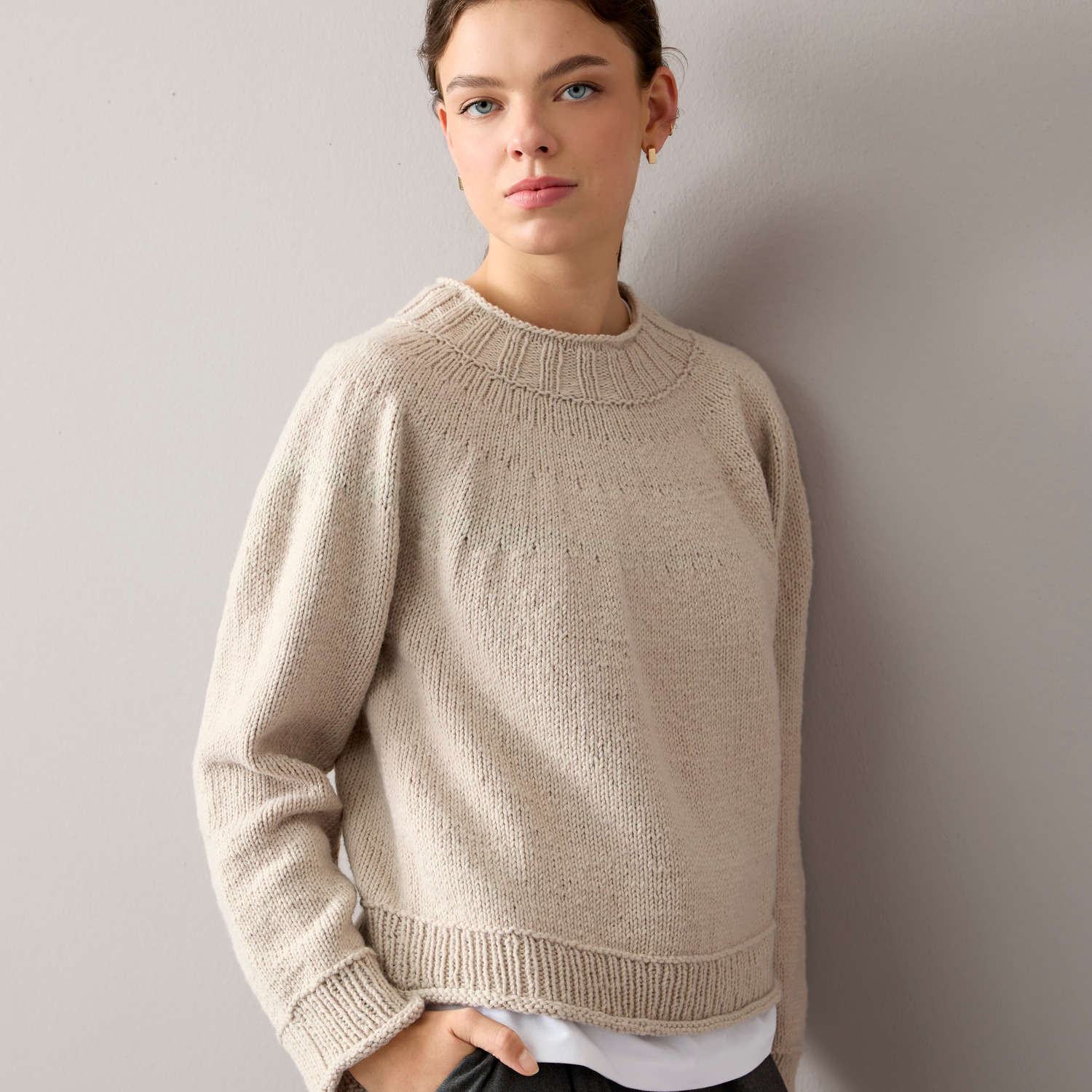 Special "Vegan Cashmere" Pullover in Beige, gestrickt aus weichem, veganem Kaschmir von Rico Design. Ideal für gemütliche Tage.