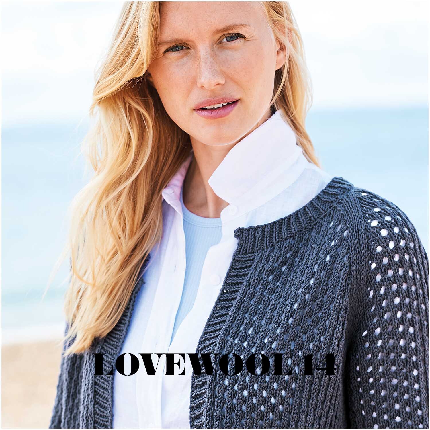 Essentials Organic Cotton aran: Frau am Strand in nachtblauem Strickpullover von Rico Design, 50g 90m.