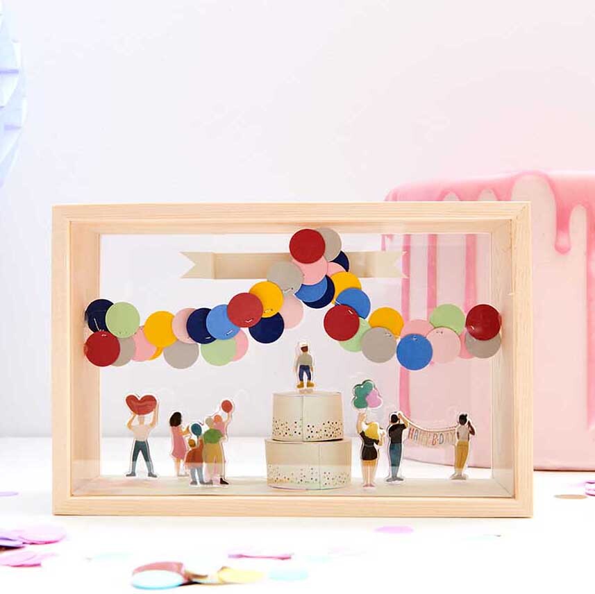 Figurico Gelsticker Geburtstag: Bunte Deko mit Figuren und Torte in Holzrahmen, ideal für Feiern.