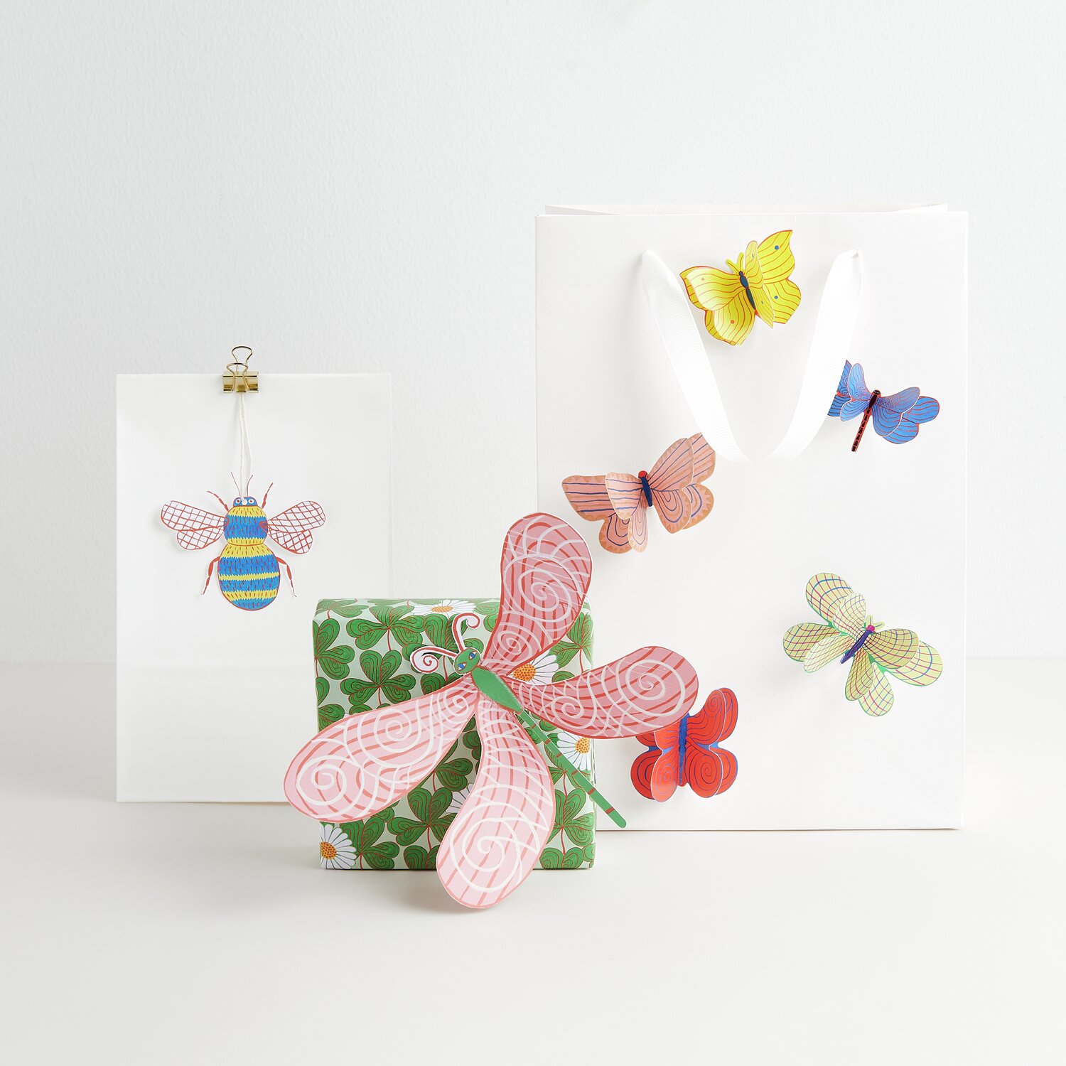 Sticker Midsommar Magic Insekten: Bunte Insektensticker auf Geschenkverpackung und Karte. Ideal für kreative Dekorationen.