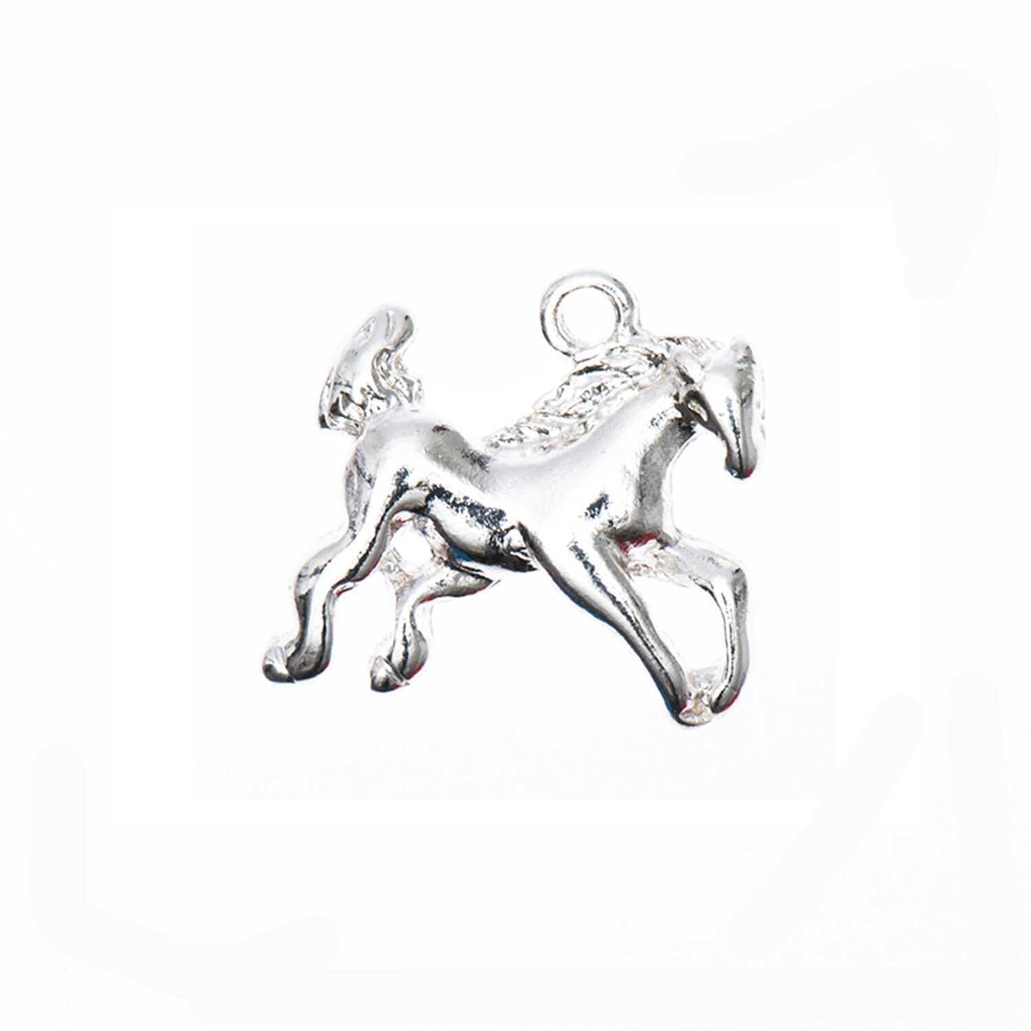 Anhänger Pferd Silber 17x17mm von Rico Design zeigt ein detailliertes, galoppierendes Pferd.