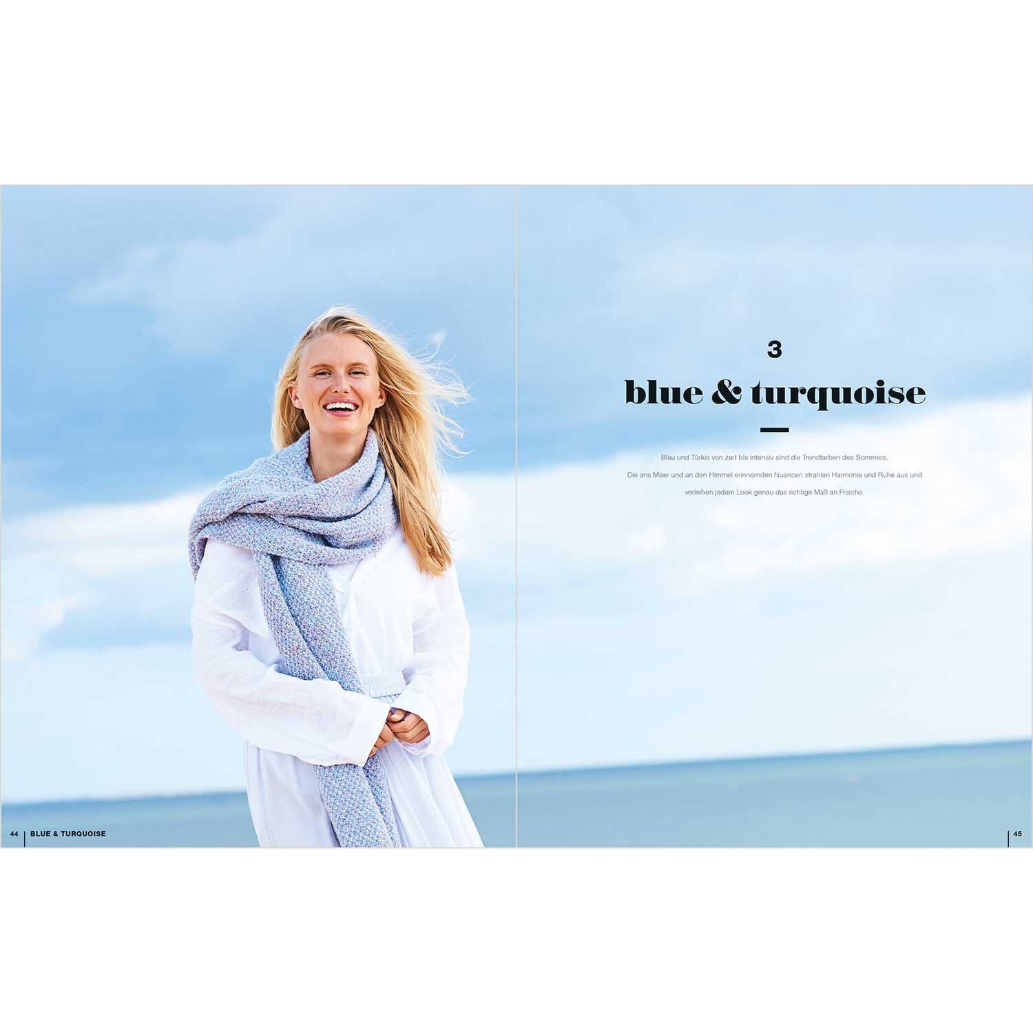 Lovewool Nr.14 Handstrickmagazin Frühjahr-Sommer zeigt eine Frau am Strand in weißem Outfit mit blauem Schal, lächelnd vor blauem Himmel.