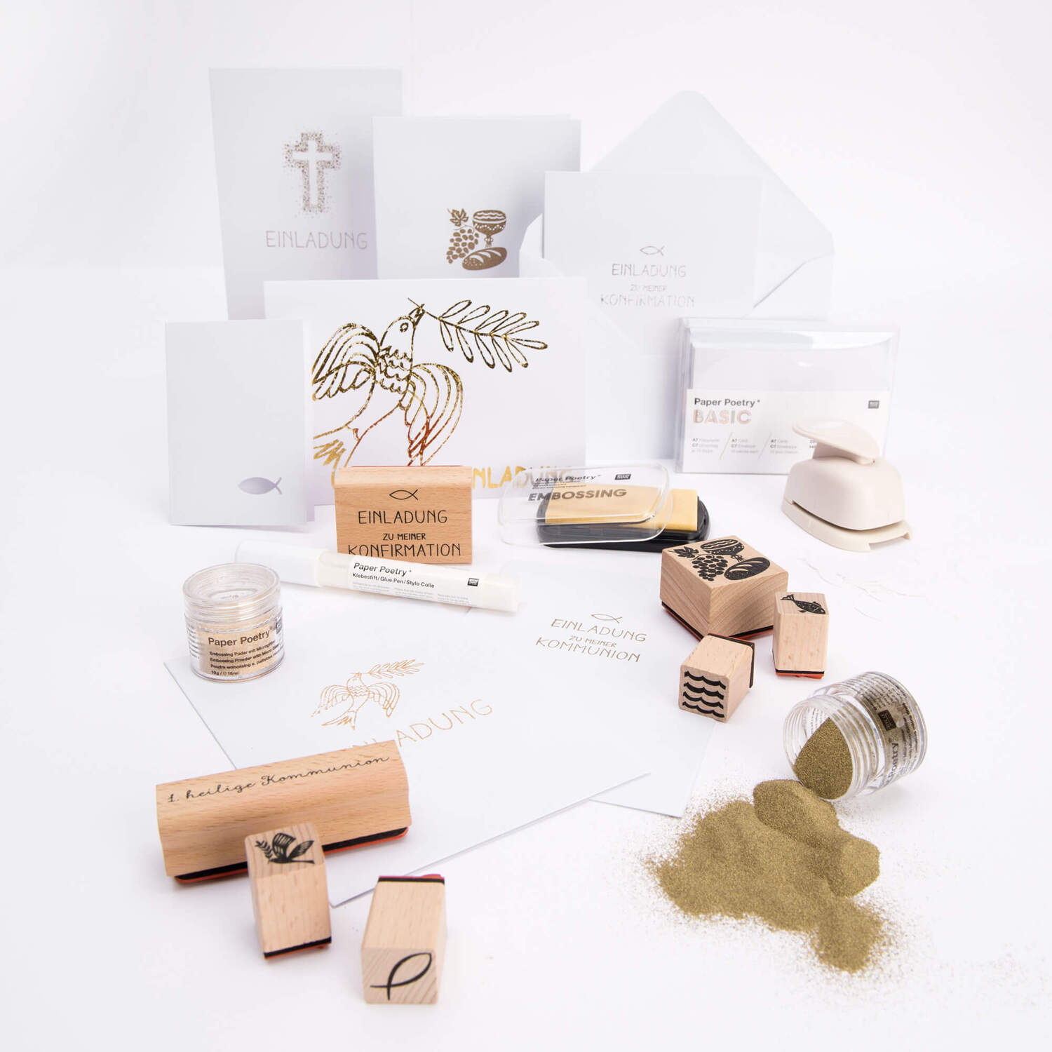 Bastelanleitung Karten für Konfirmation und Kommunion: Materialien und Werkzeuge auf weißem Hintergrund, inklusive Stempel und goldener Dekoration.
