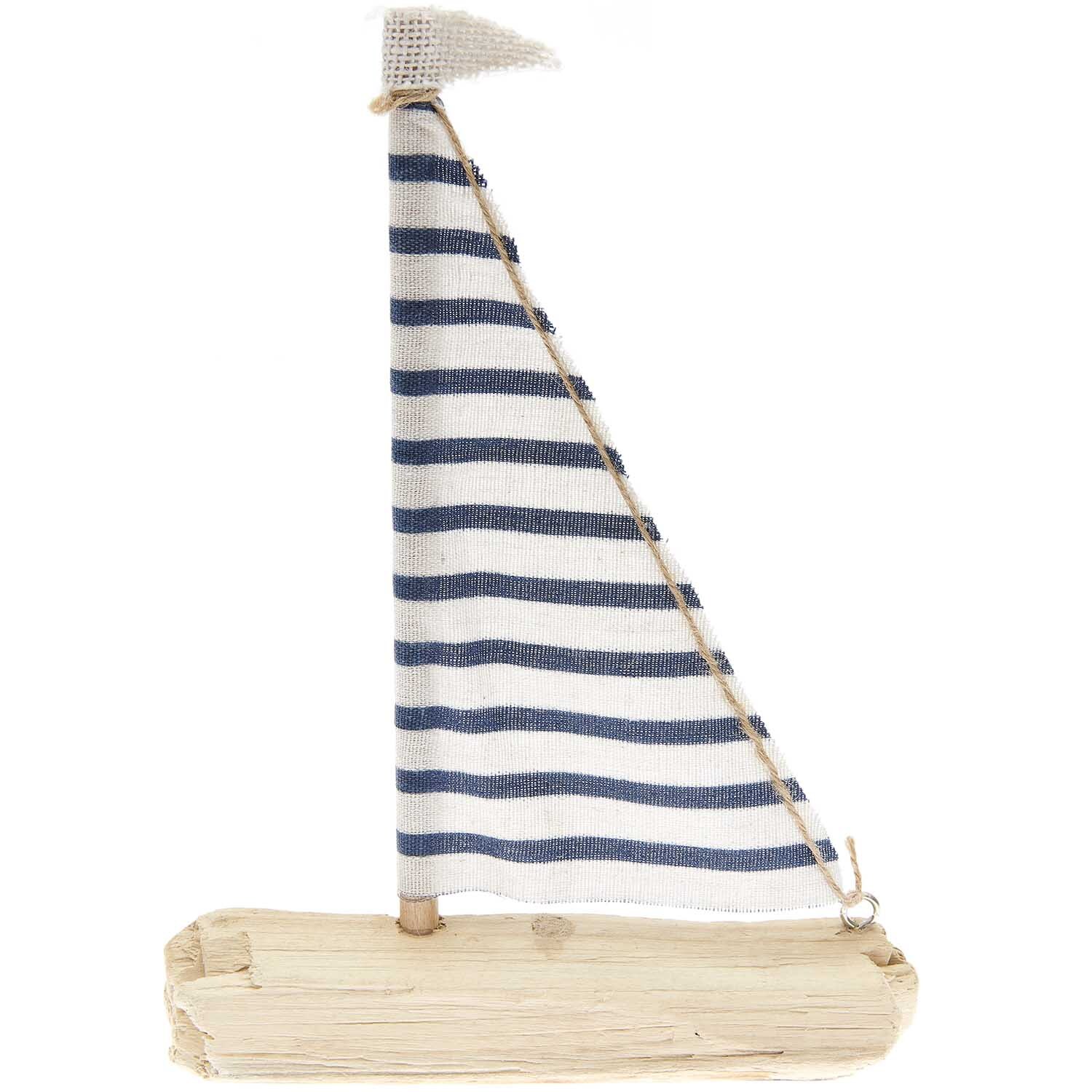 Segelboot aus Holz 20x5x30cm mit blau-weiß gestreiftem Segel von Rico Design. Ideal als maritimes Dekor.