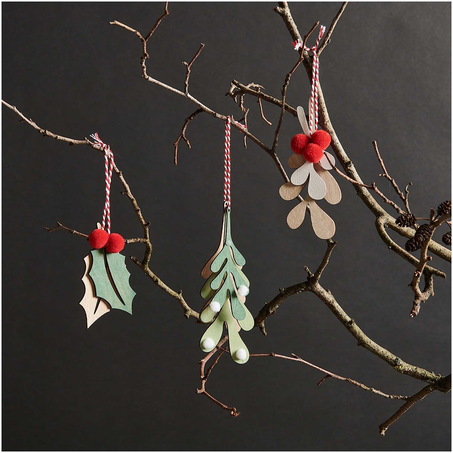 Holzhänger Blätter mit Pompons natur 8,5x7cm von Rico Design