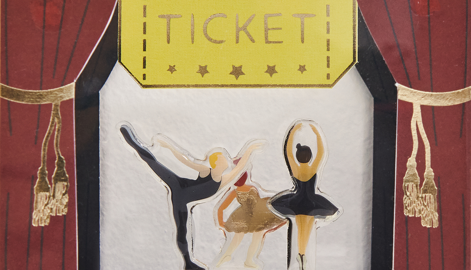 Bastelanleitung Figurico Theater: Drei Tänzerinnen in Ballettposen vor einem Ticket-Hintergrund.
