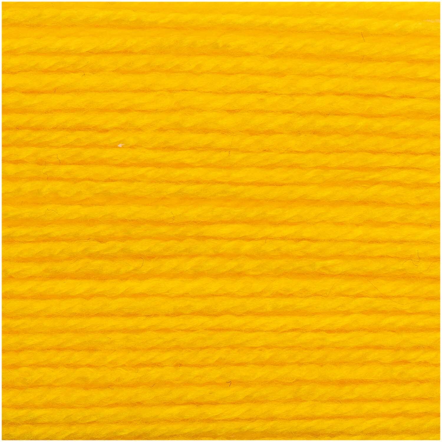 Basic Soft Acryl dk von Rico Design in leuchtendem Gelb, 50g Knäuel mit 155m Lauflänge. Ideal für Strickprojekte.