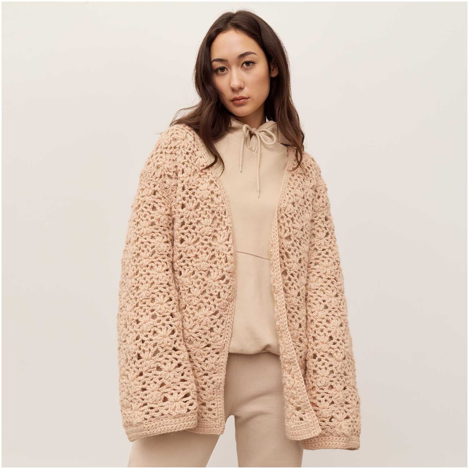 Häkelset Cardigan Modell 08 zeigt einen stilvollen, handgefertigten Cardigan aus der Winter Crochet Collection.