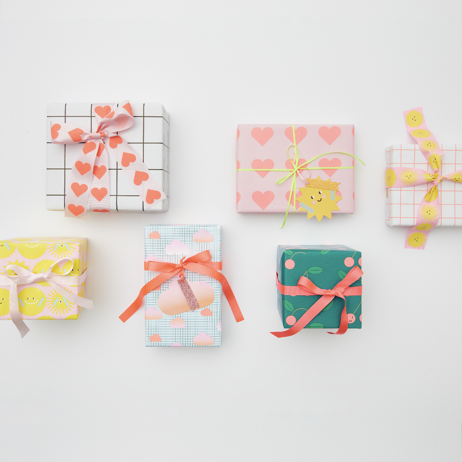 Geschenke in verschiedenen Größen und Mustern mit Schleifen verpackt. Flatlay von Produkten.