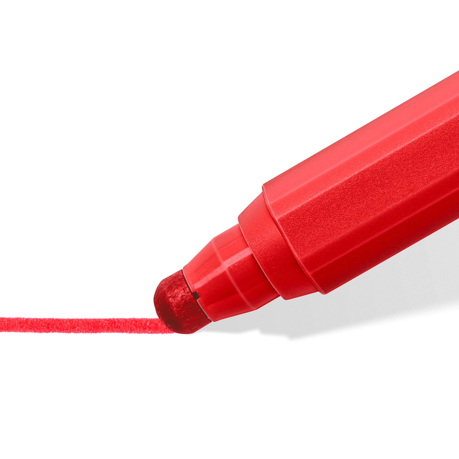 Noris Junior Fasermaler Set 6 Stück zeigt einen Staedtler Stift mit dicker Spitze, der eine klare Linie auf weißem Hintergrund zieht, Detailansicht der Spitze