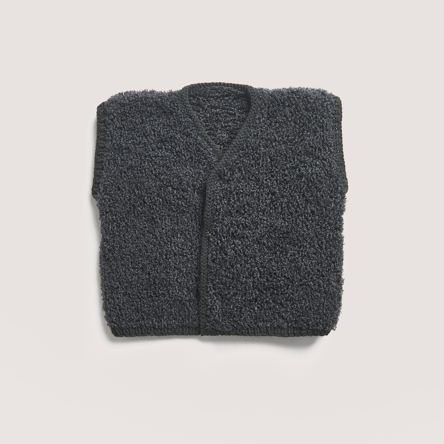 Strickset Weste Modell 01 aus Rico Kids 13, weiche schwarze Weste aus Creative Teddy Garn.
