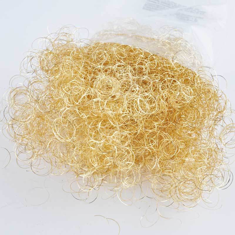 Lametta gelockt gold 25g von preissler: Ein Bündel goldener, gelockter Lamettafäden auf weißem Hintergrund. Ideal für festliche Dekorationen.