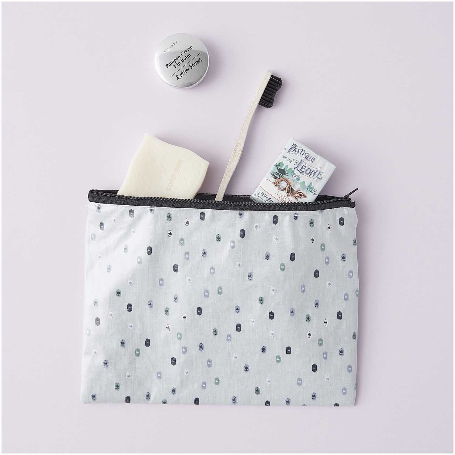 Pouch Travel the World hellblau 17x23cm mit Zahnbürste, Seife und Zahnpasta, ideal für Reisen.
