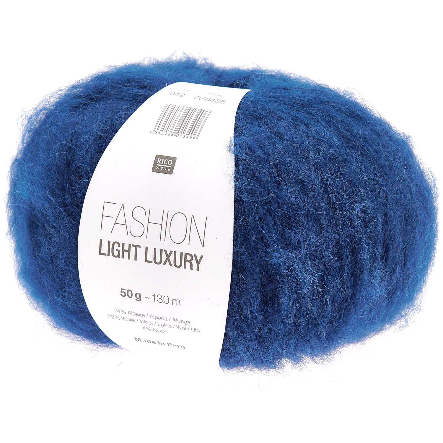 Fashion Light Luxury: Weiches, marineblaues Garn von Rico Design, ideal für luxuriöse Strickprojekte.