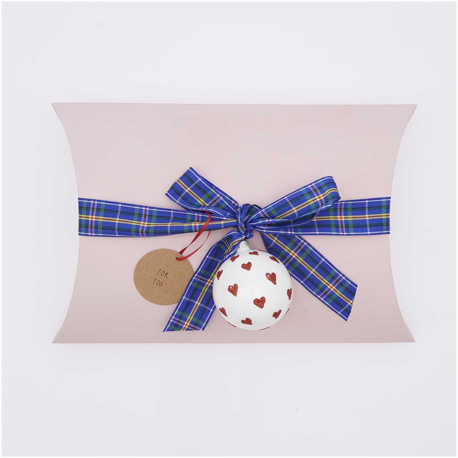 Paper Poetry Karoband verziert eine Geschenkbox mit Herzanhänger, ideal für kreative Verpackungen.