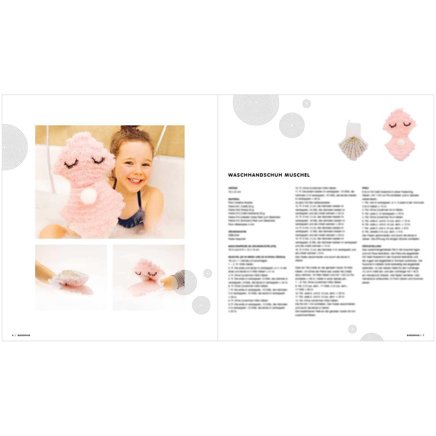 Creative Bubble - Bubble Badespaß: Ein Kind im Bad hält einen rosa Waschlappen von Rico Design.