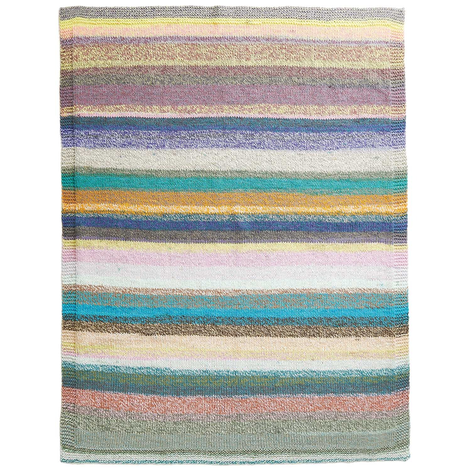 Strickset Decke Modell 5 aus Die Neue Masche Nr. 7 Joy zeigt eine bunte, gestreifte Decke in verschiedenen Farbtönen.