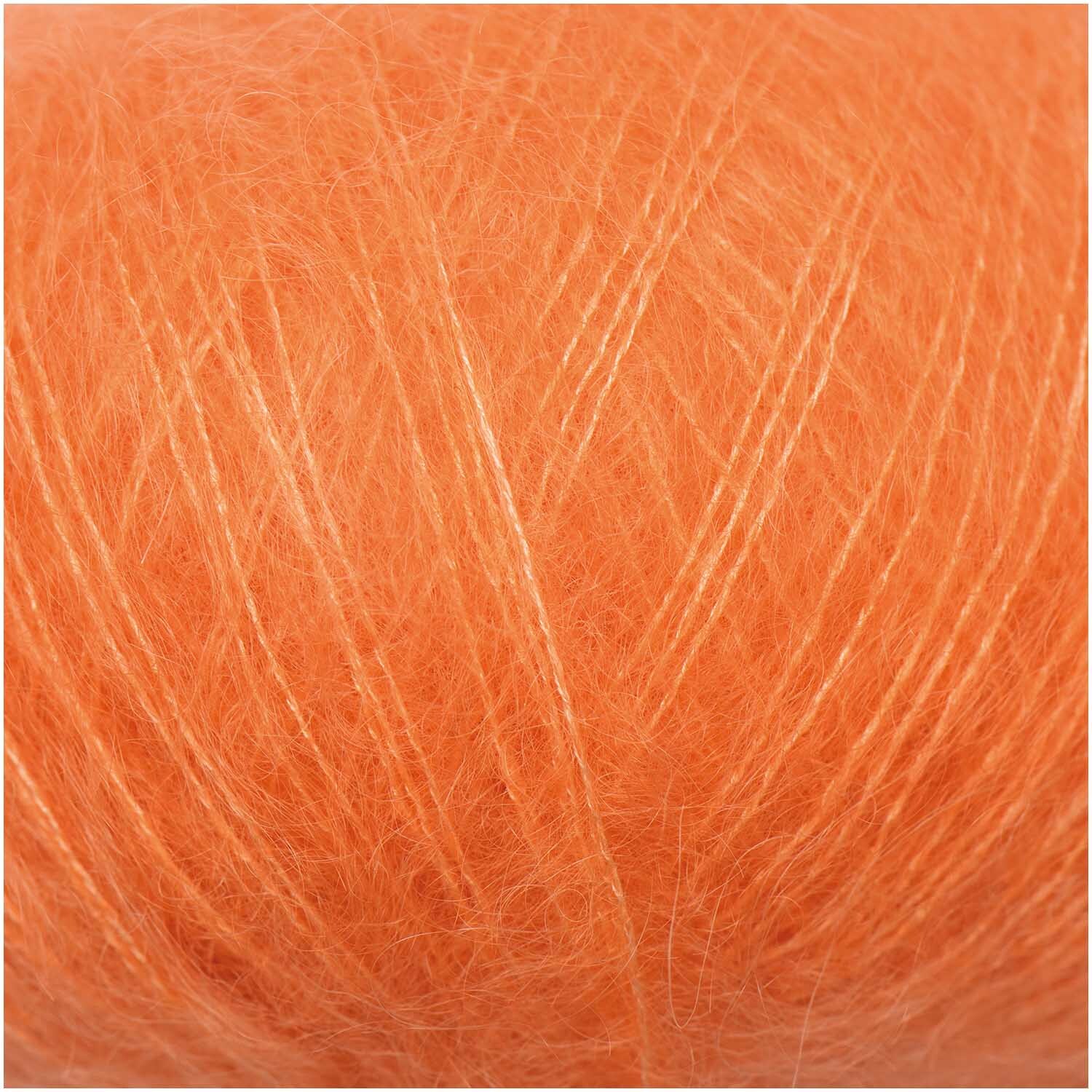 Essentials Super Kid Mohair Loves Silk: Weiches, azaleefarbenes Garn von Rico Design, ideal für leichte Strickprojekte.
