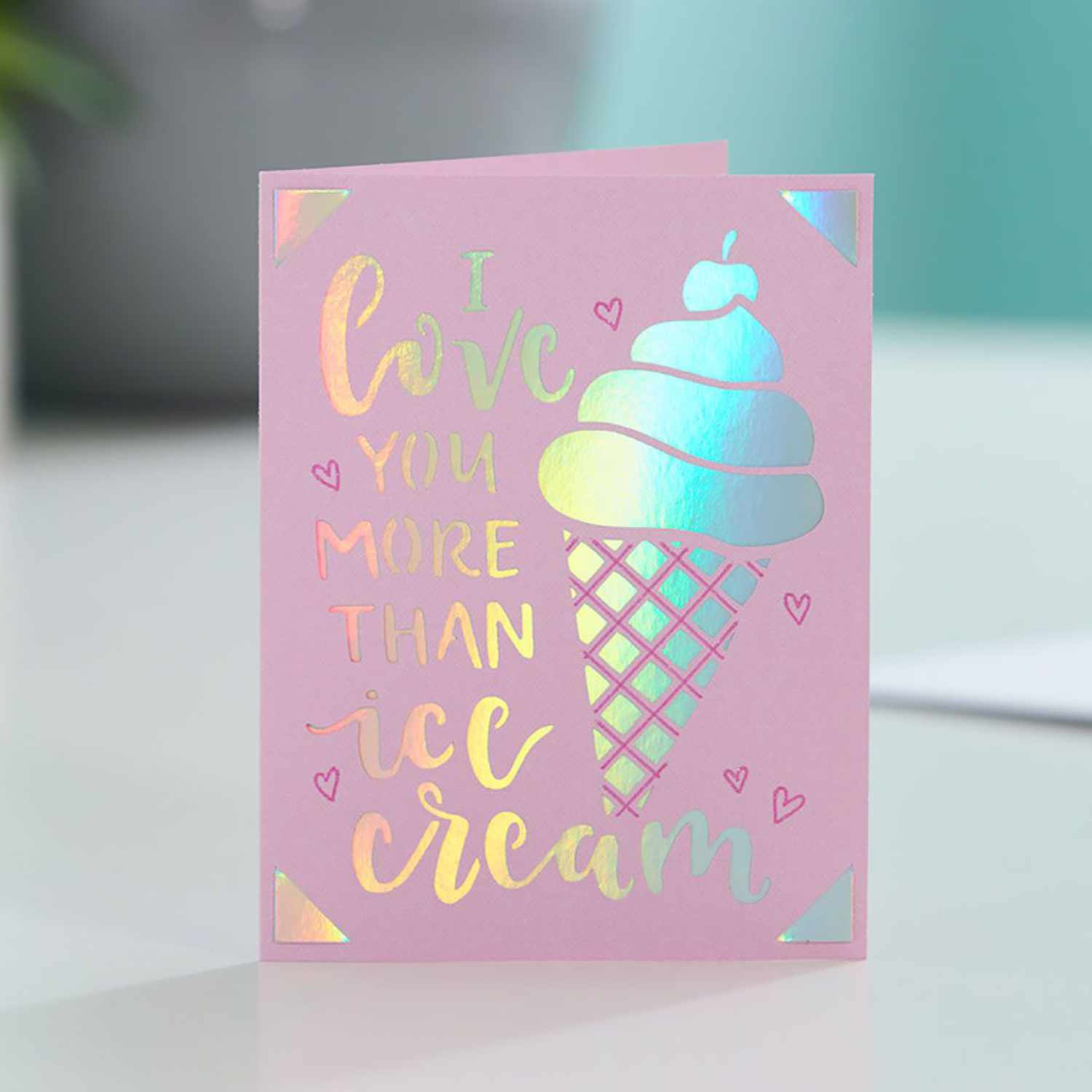 Joy Insert Card Kartenset mit Eistüten-Design und holografischem Schriftzug auf rosa Hintergrund. Perfekt für kreative Grußkarten.