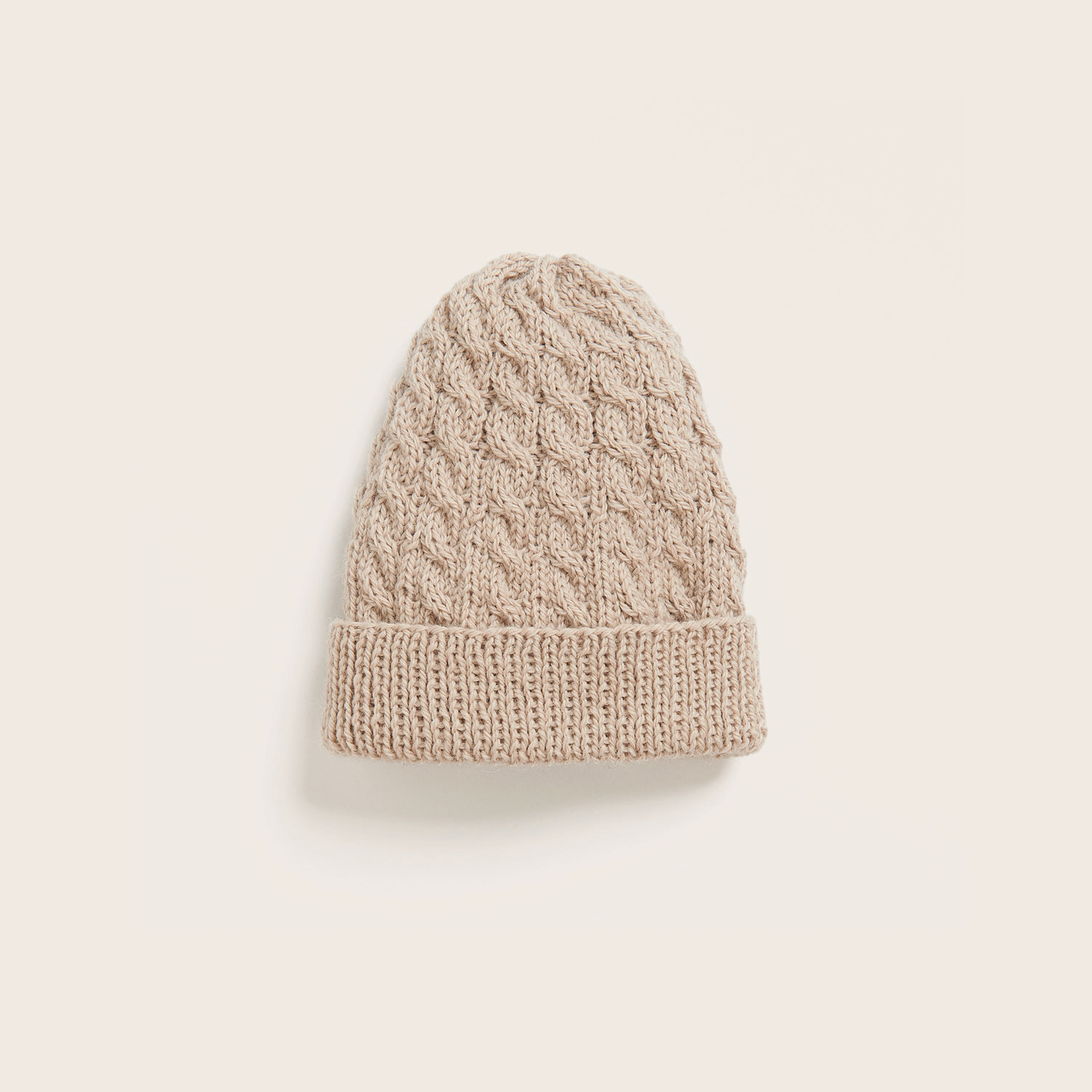 Strickset Kindermütze Modell 23: Beigefarbene Mütze mit Zopfmuster, ideal für Kinder. Marke: Rico Design.