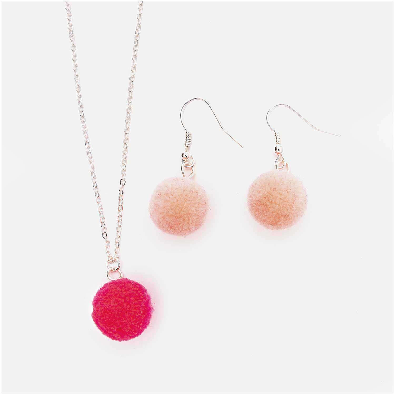 Mini-Pompons mit Öse 1,5cm 4 Stück von Rico Design: Rosa Pompon-Schmuckset mit Kette und Ohrringen.