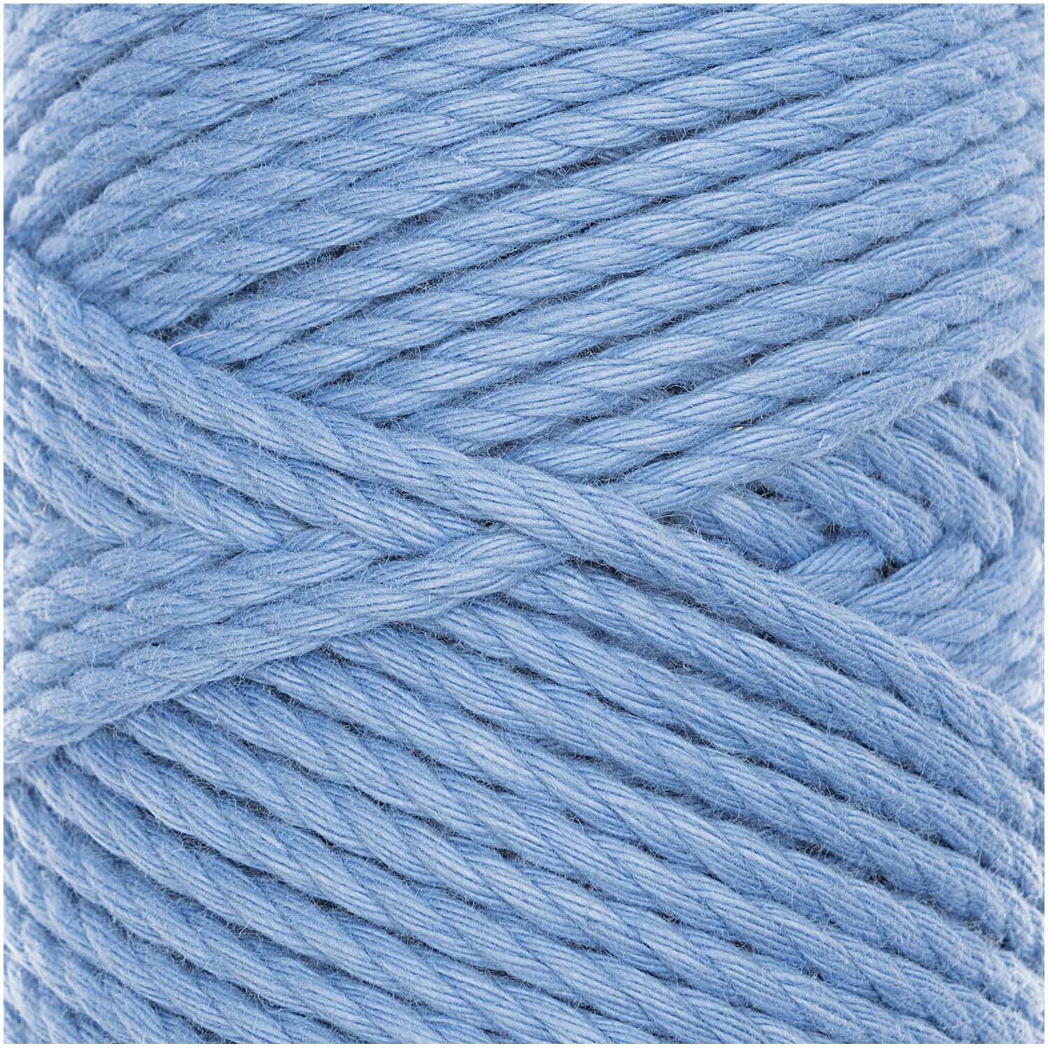 Creative Cotton Cord skinny Makramee-Garn von Rico Design in Blau, 190g, 55m. Nahaufnahme eines blauen Garnknäuels.