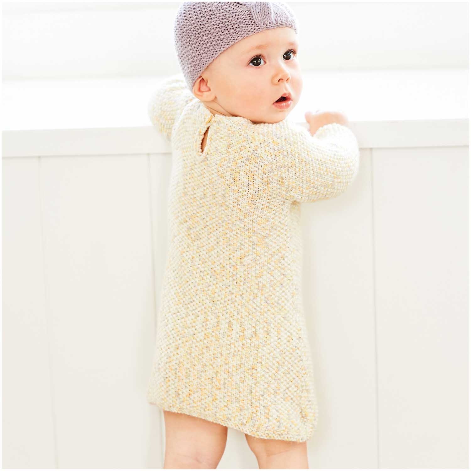 Rico Baby Dream dk A Luxury Touch: Ein Baby in gestricktem Pastellkonfetti-Outfit von Rico Design.