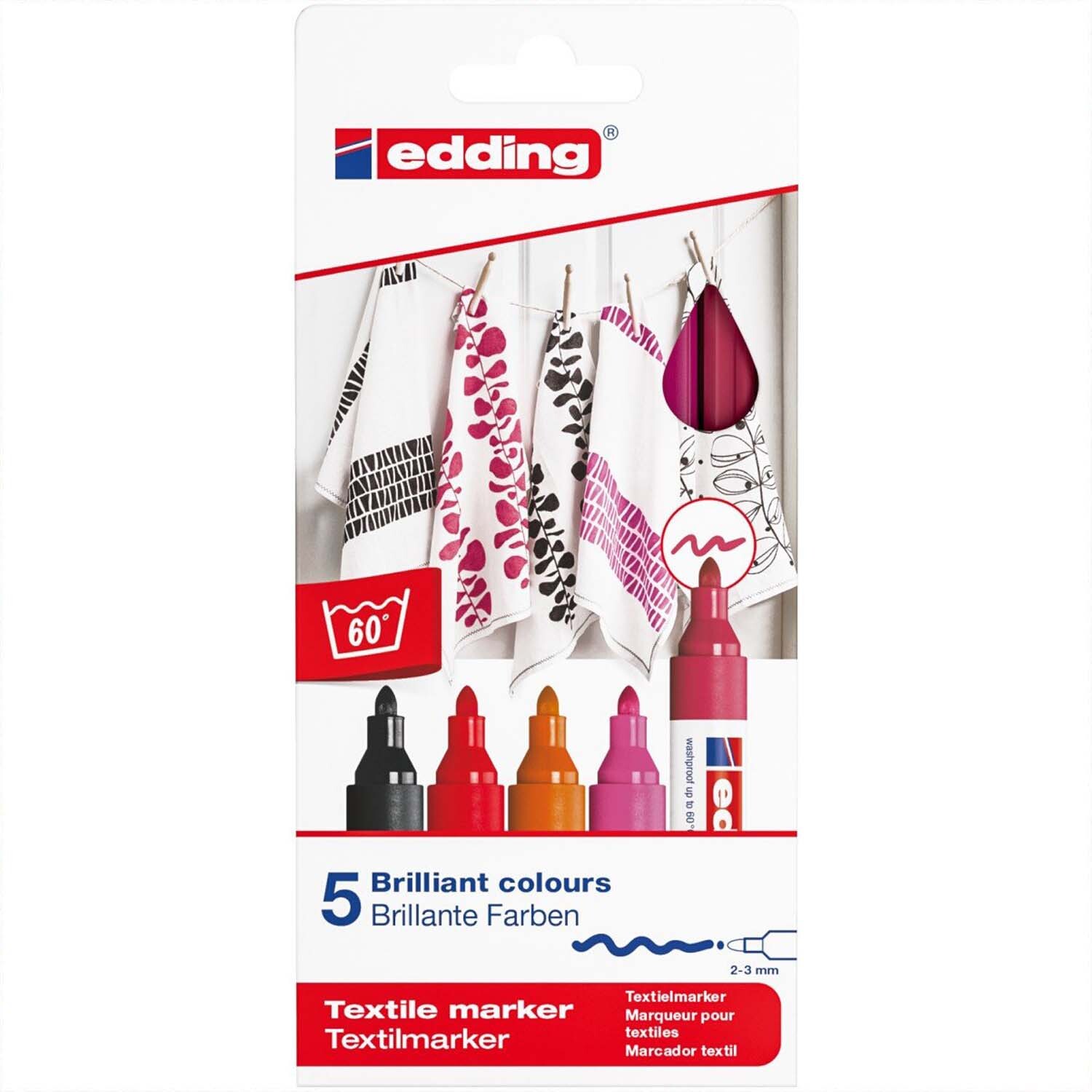 Textilmarker Set warm colours von edding, 5 Stück. Bunte Marker vor bedruckten Stoffen.