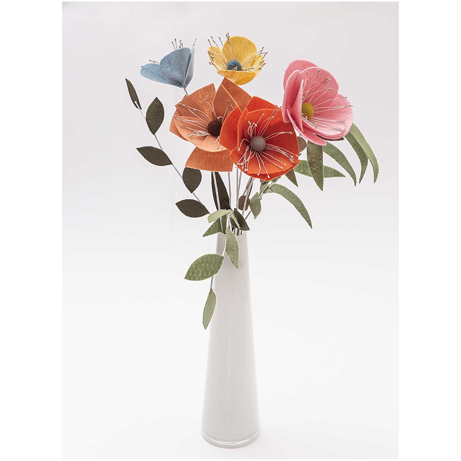 Filz-Plattenset 1mm 20x30cm 10 Farben: Bunte Filzblumen in Vase, ideal für kreative Dekorationen.