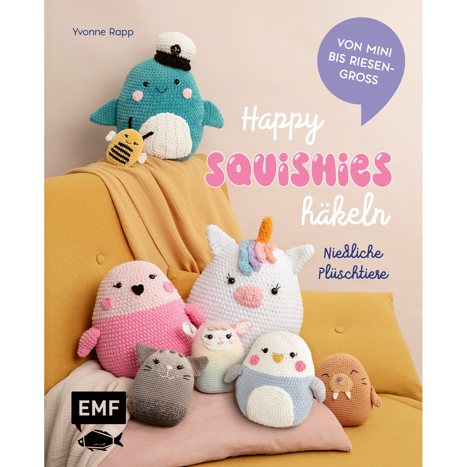 Happy Squishies häkeln - Niedliche Plüschtiere: Bunte gehäkelte Plüschtiere auf einem Sofa.
