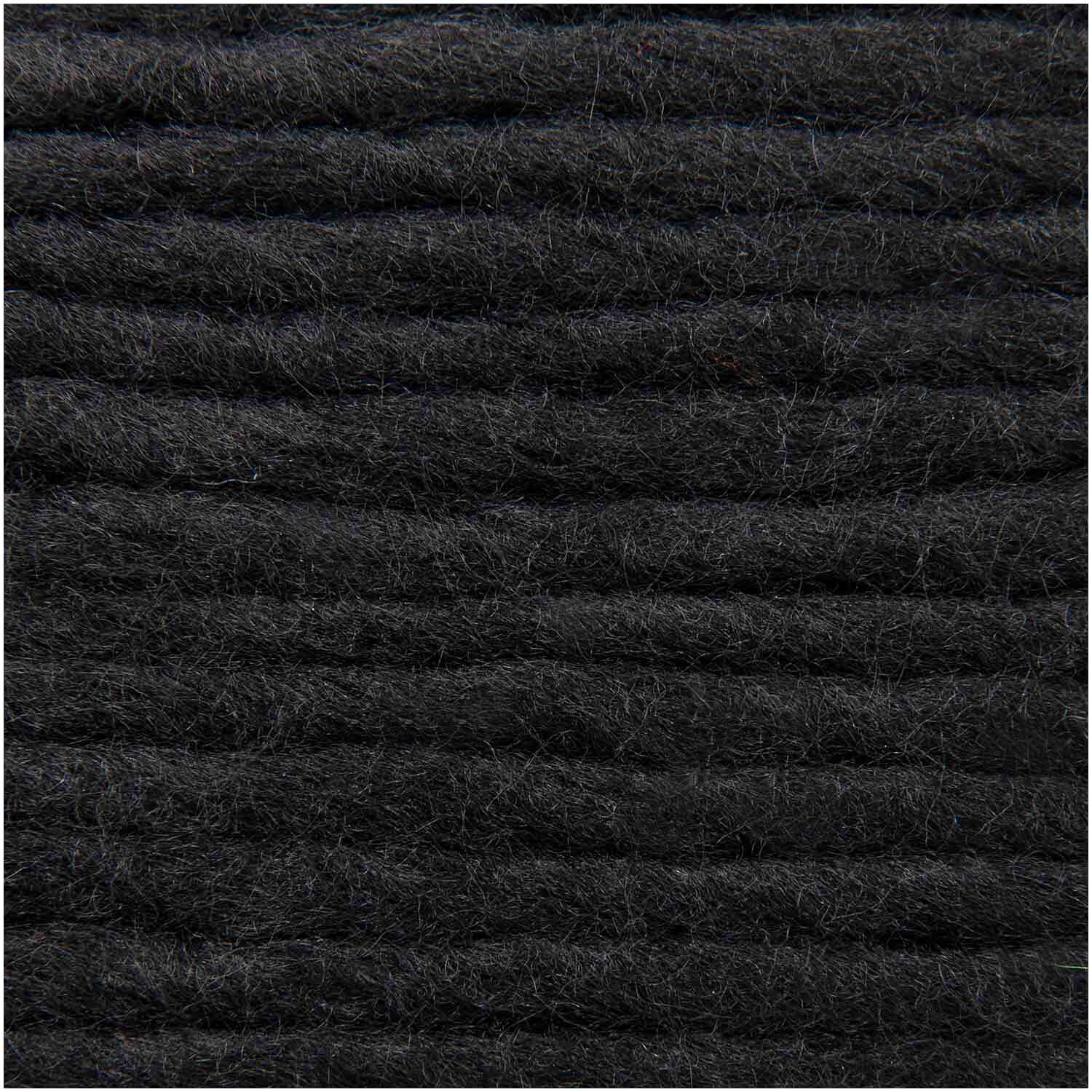 Essentials Super Chunky Wolle von Rico Design in Schwarz, 50g Knäuel mit 80m Länge, Nahaufnahme der dicken Fasern.
